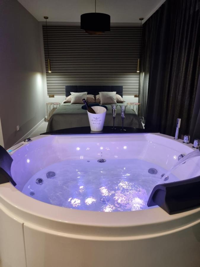 Apartament Jacuzzi คราคูฟ ภายนอก รูปภาพ