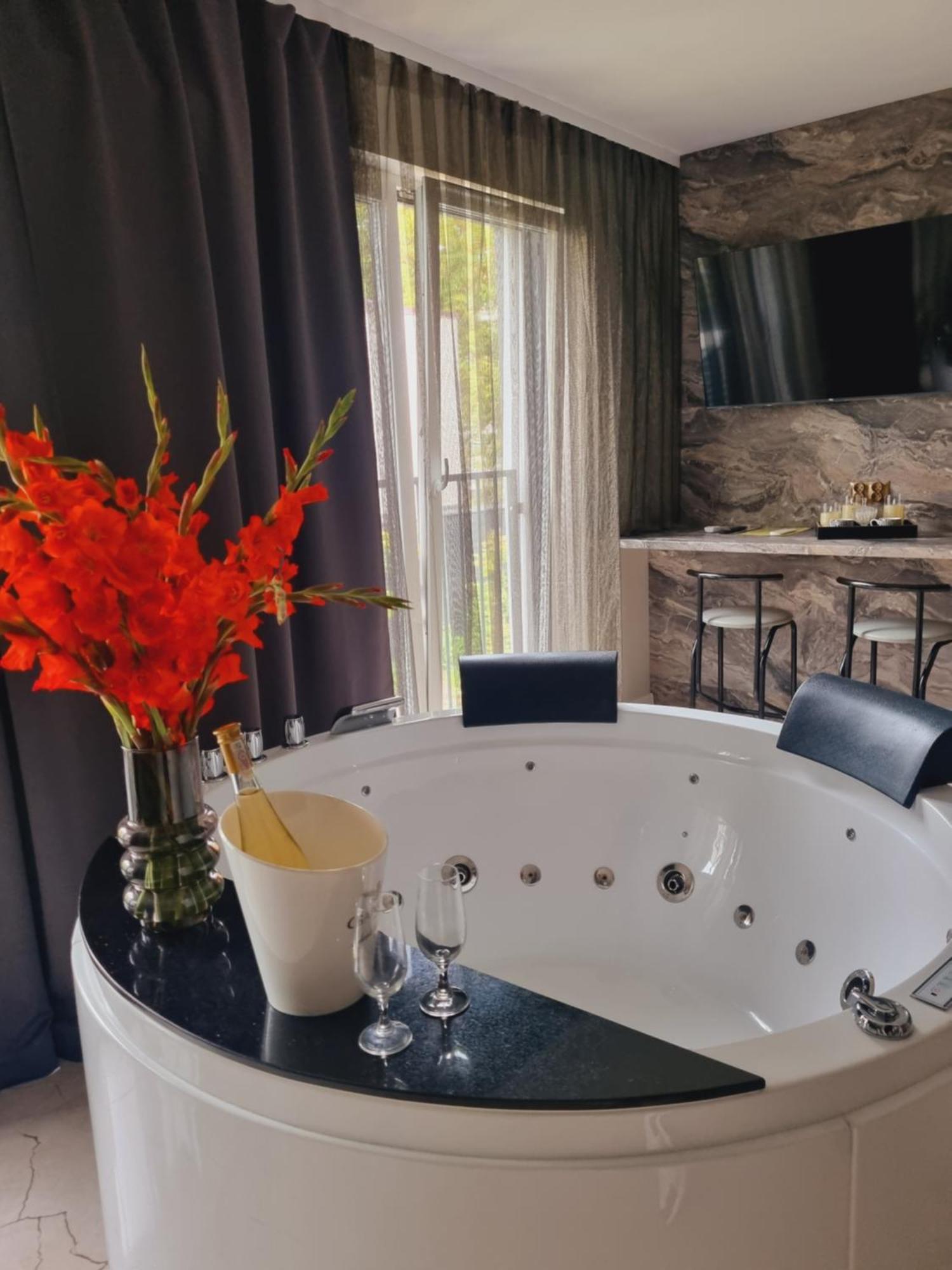 Apartament Jacuzzi คราคูฟ ภายนอก รูปภาพ