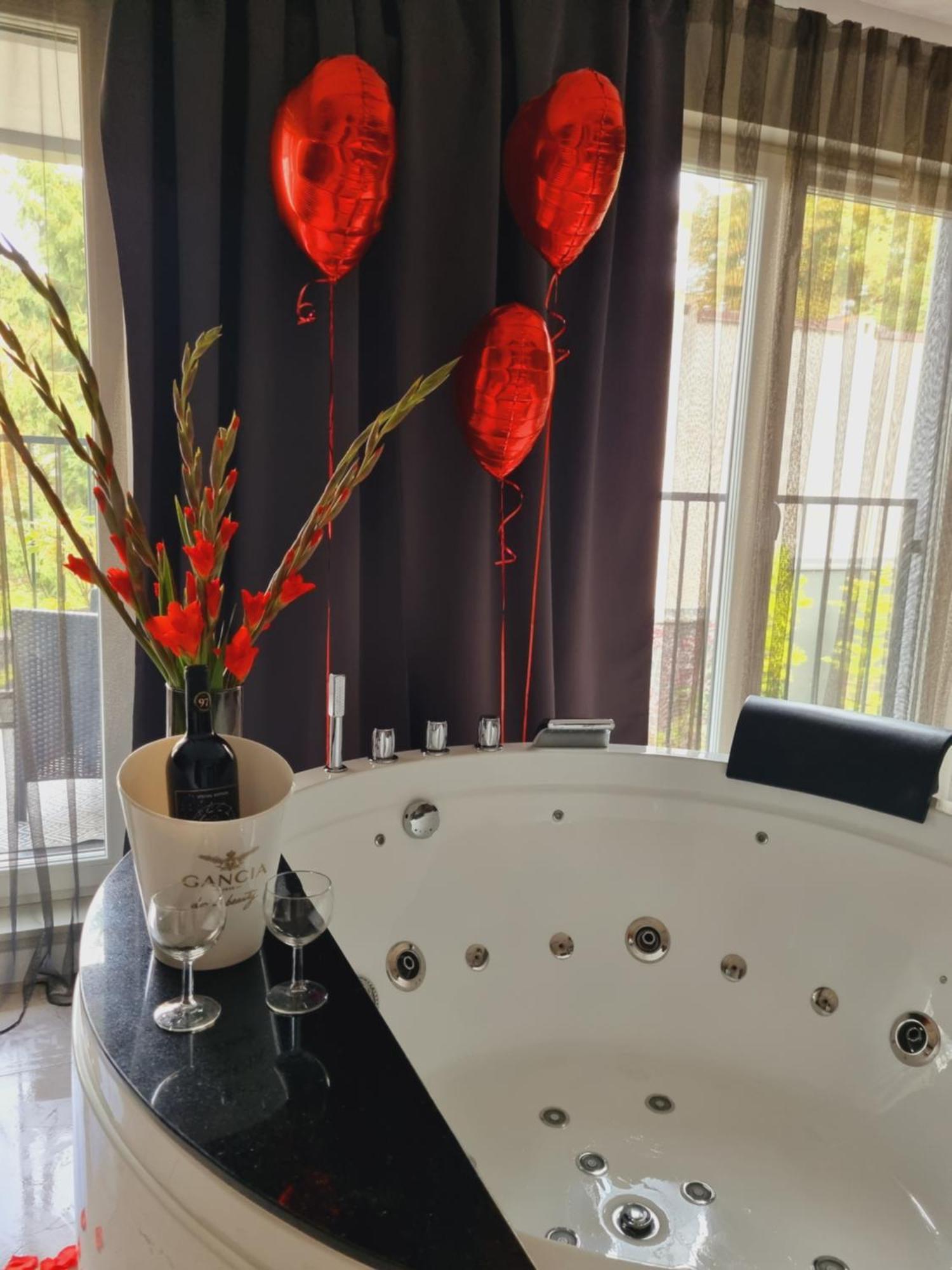 Apartament Jacuzzi คราคูฟ ภายนอก รูปภาพ